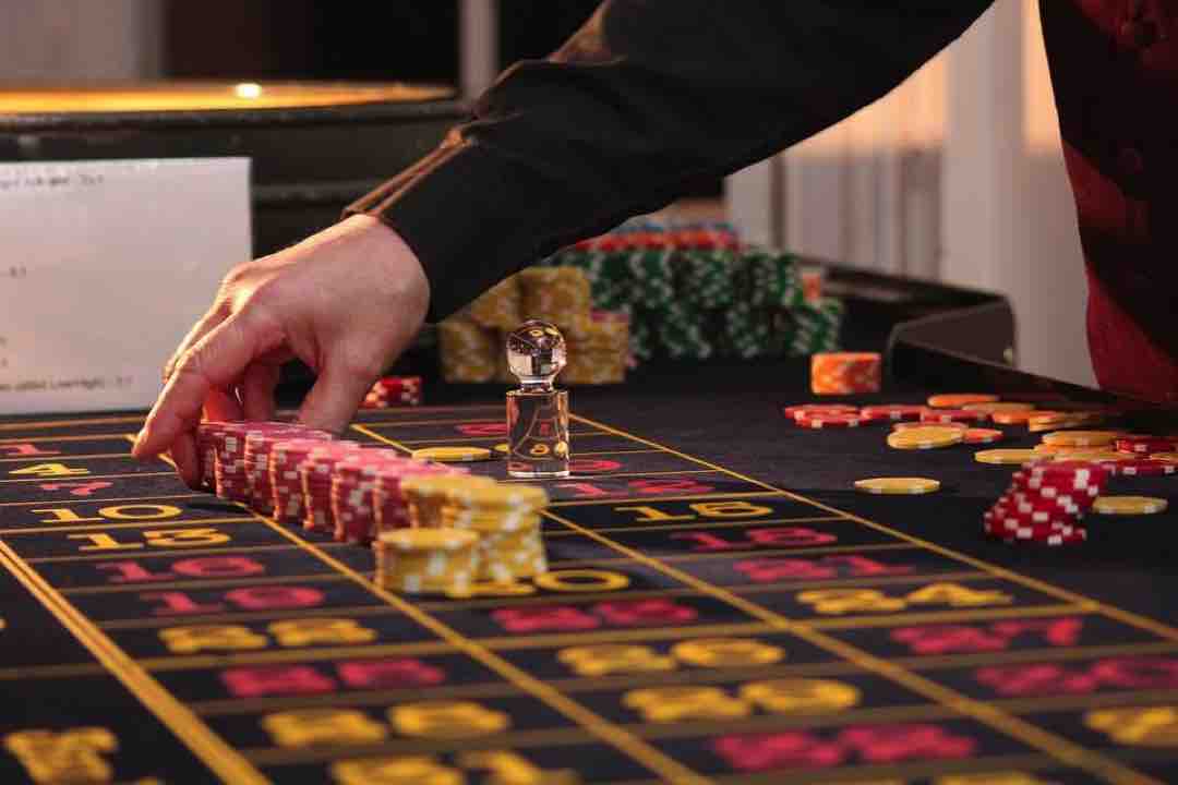 Bàn cược tone đen làm nổi bật hình ảnh của những con chip tại Venus Casino